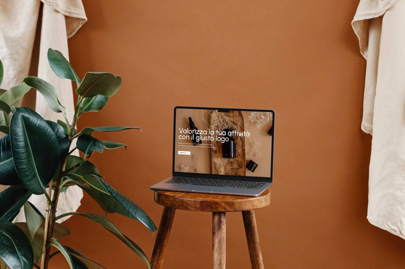 Laptop che mostra un sito web elegante progettato da innovative web agency