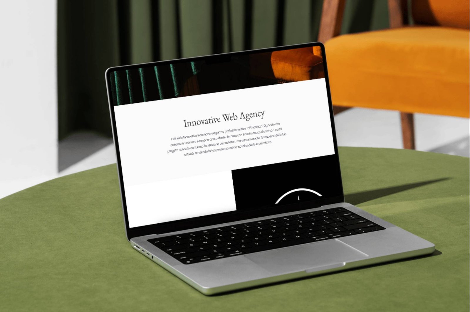 Laptop che mostra il sito web di Innovative Web Agency 