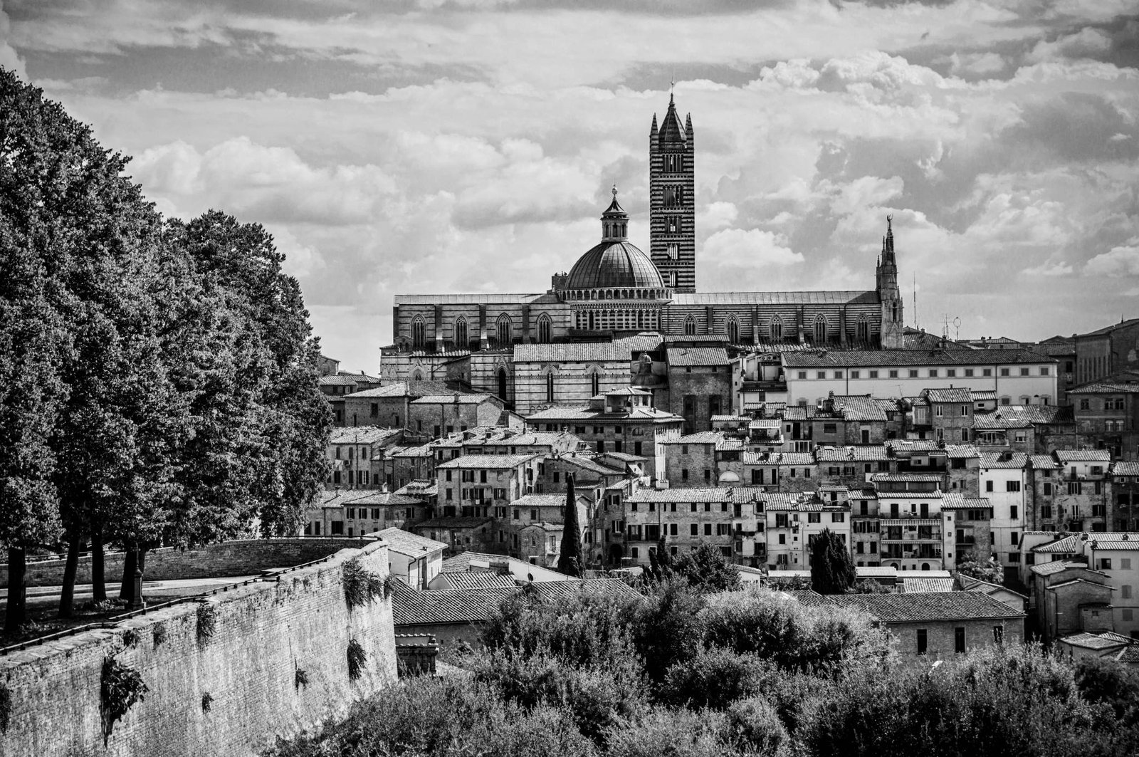 Foto in bianco e nero panoramica di Piazza del Campo a Siena in Italia