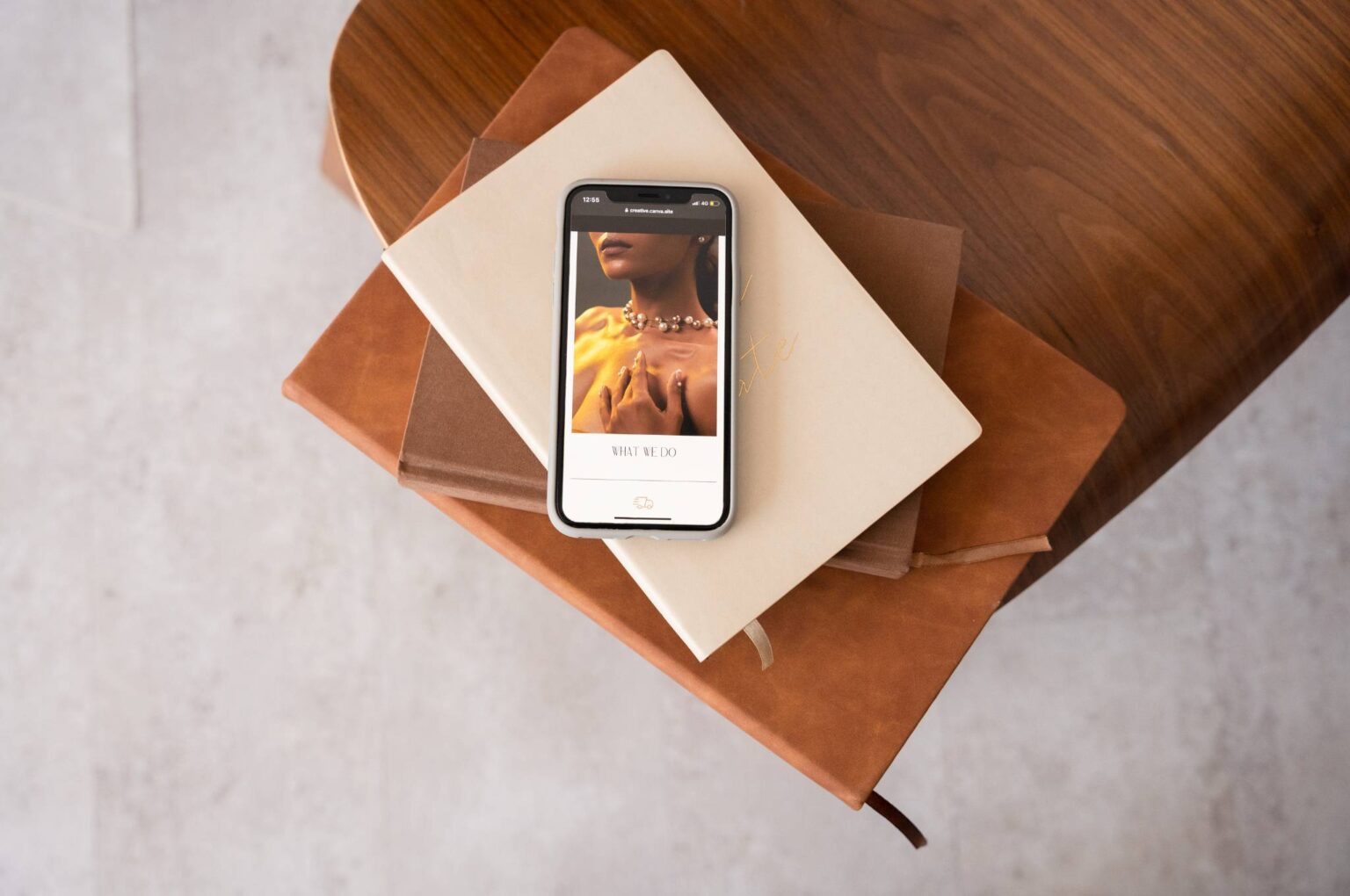 iPhone che mostra un sito web Innovative Web Agency