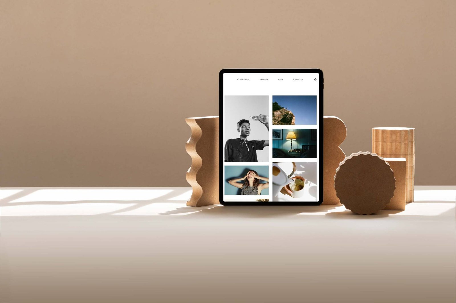 Tablet con un sito web portfolio su schermo creato e progettato da Innovative Web Agency