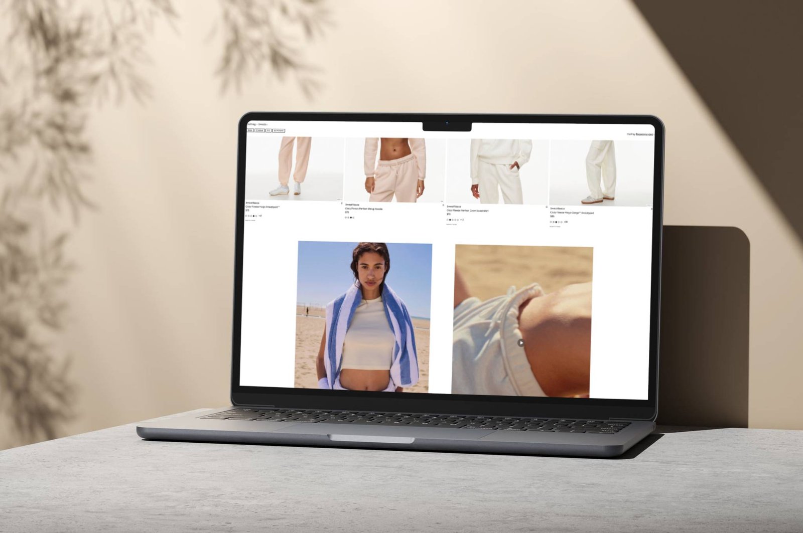 Laptop con sito web di abbigliamento su schermo - Creazione siti web, sviluppo web su misura e design di siti web professionale per ecommerce con Innovative Web Agency