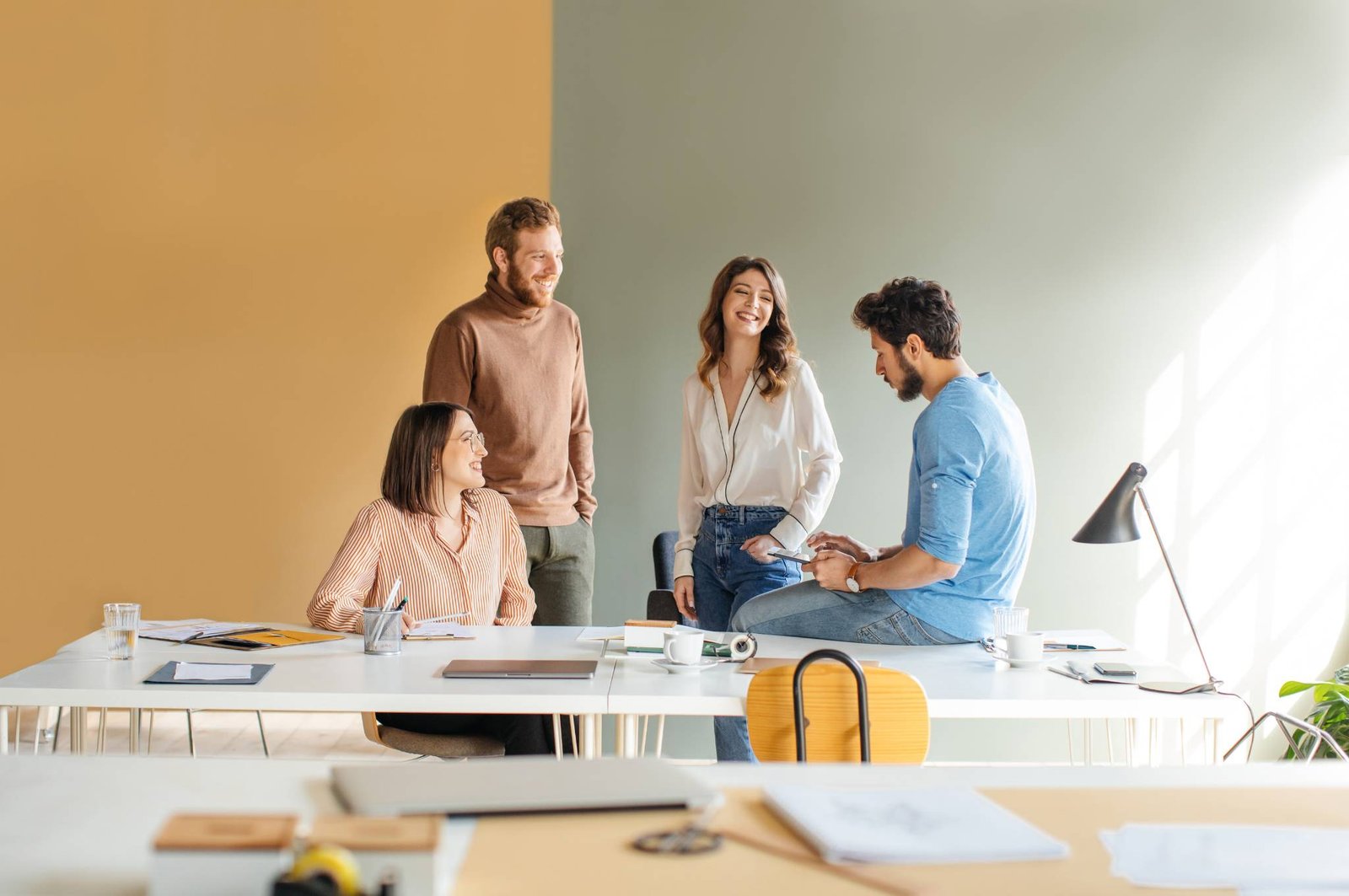 Colleghi di lavoro che consigliano Innovative Web Agency per aprire il sito web