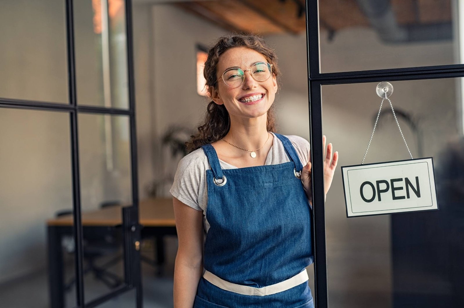 ragazza sorridente è felice dopo che grazie ad Innovative Web Agency ha aperto il suo ristorante